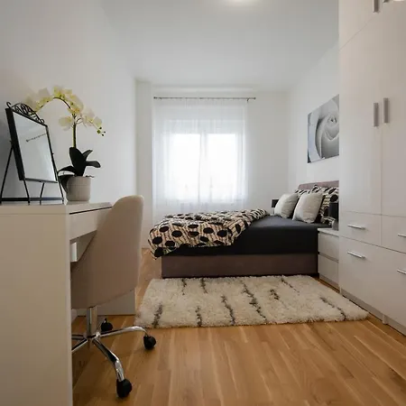 Apartman Ivana - Private Parking Eszék Kültér fotó