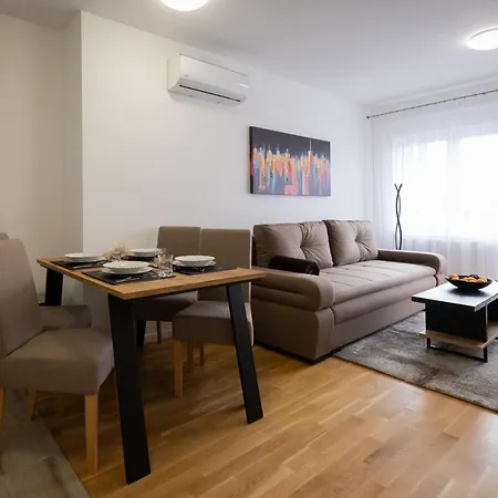 Apartman Ivana - Private Parking Eszék Kültér fotó